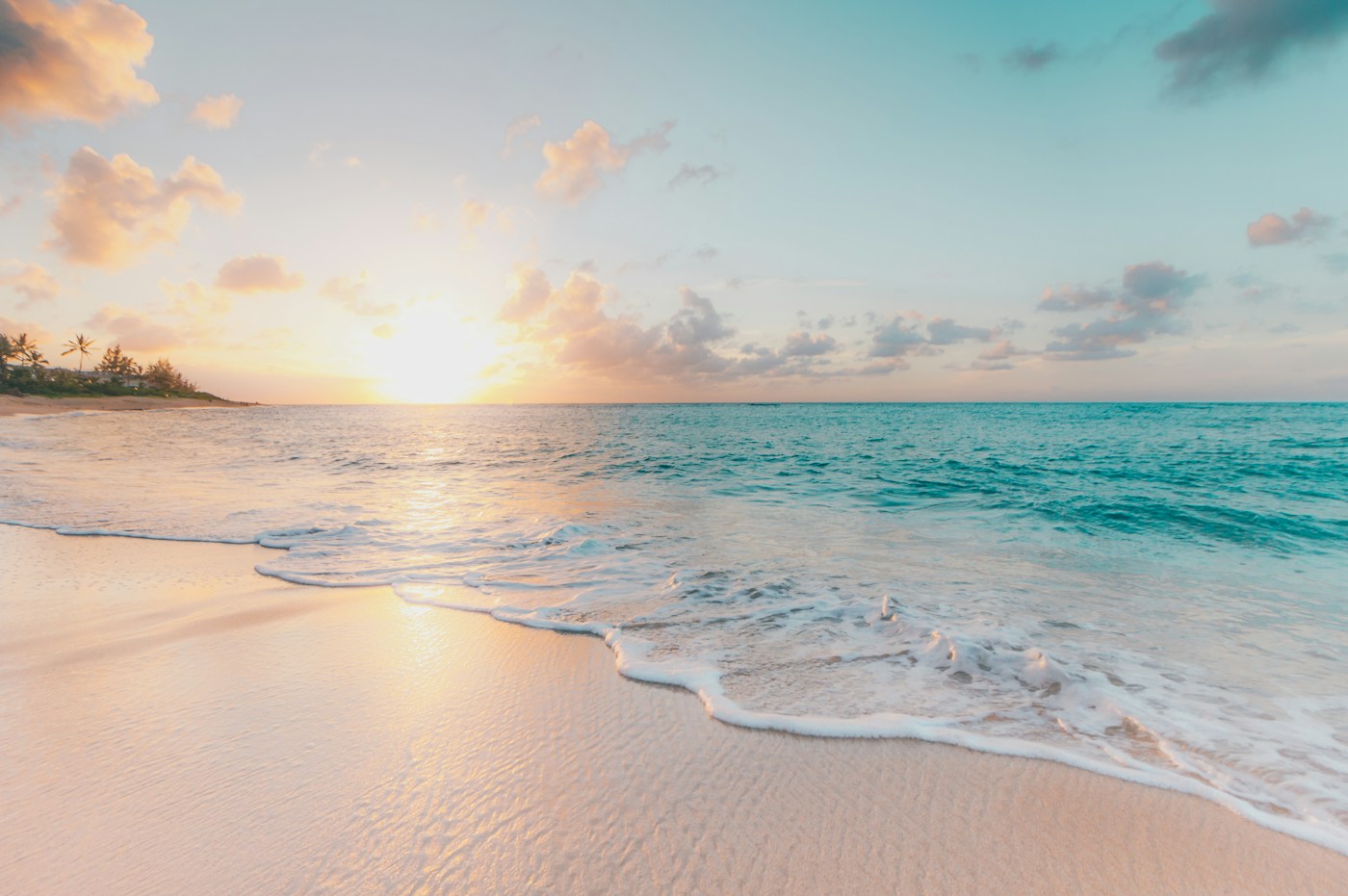 Mar e areia de uma praia tropical, em uma fotografia ilustrativa